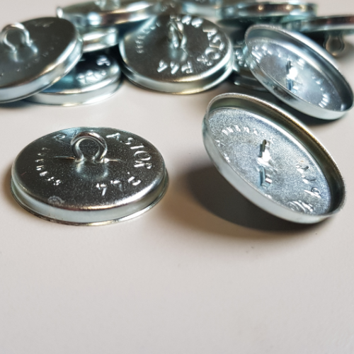 Metallinen verhoilunapin kanta