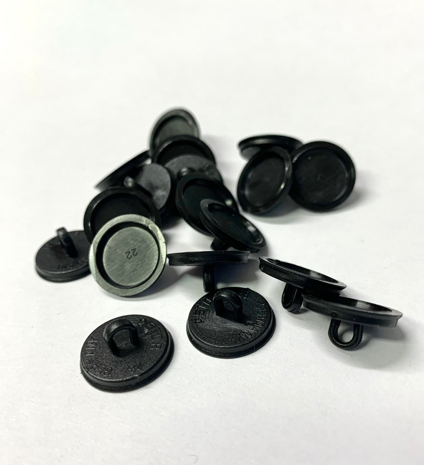 Musta muovikanta snap